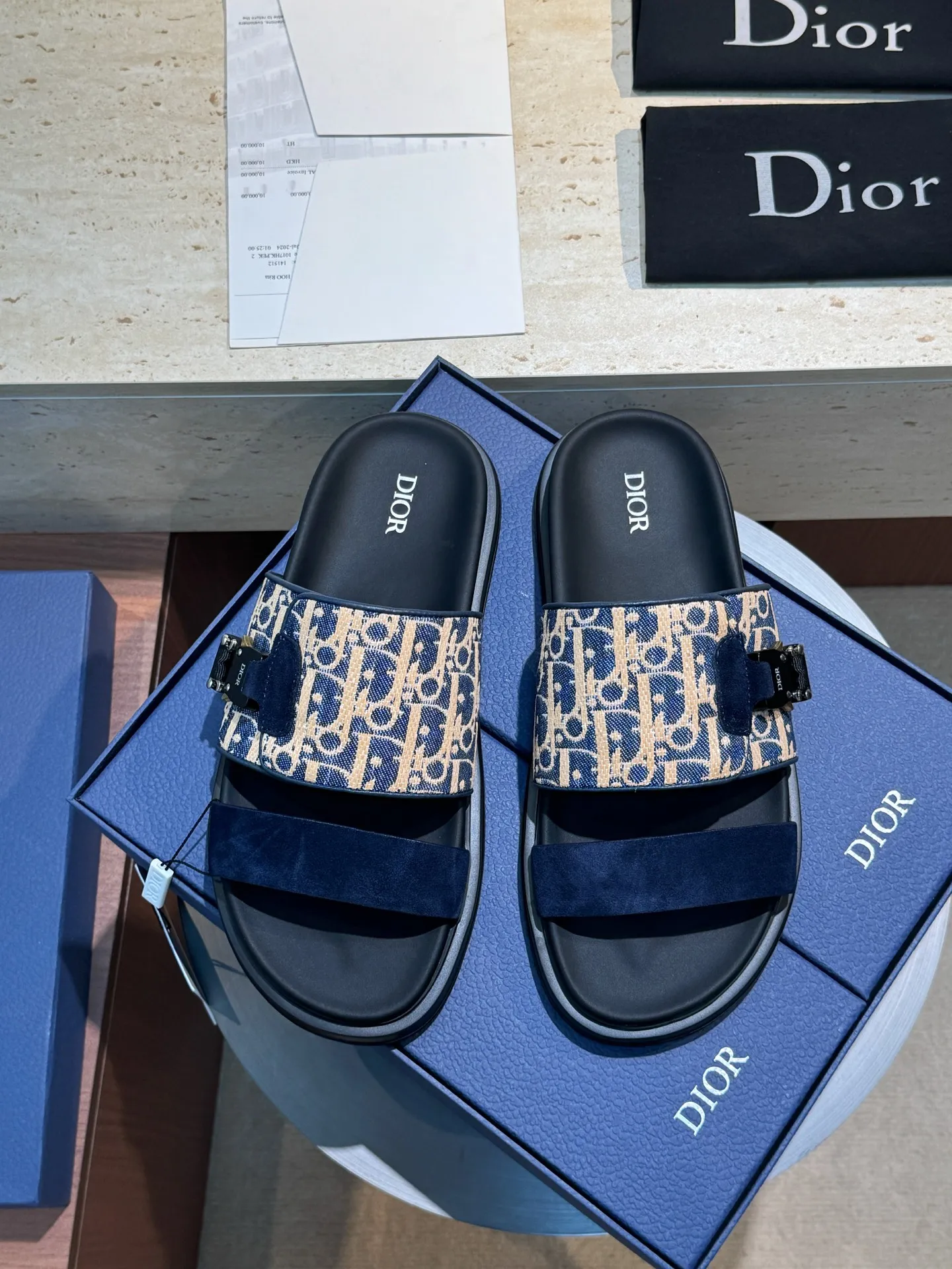 Factory price: 340💰Djia Aqua men's slippers and sandals, Dior's Aqua sandals are elegant and casual. The cross-strap design is reinterpreted in CD Diamond canvas, inspired by the brand's archives. Finished with a branded logo and tonal notch sole, they can be worn easily with shorts or jeans for a sophisticated look. Cowhide spliced ​​canvas + cowhide lining + rubber outsole Size: 39-44 (38 45 customized)